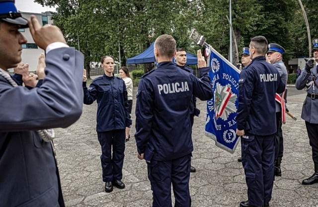 Na placu apelowym Oddziału Prewencji Policji w Katowicach ślubowanie złożyło 113 nowych policjantów. A 41 funkcjonariuszy otrzymało od komendanta akty mianowania na pierwszy stopień w korpusie oficerów młodszych.