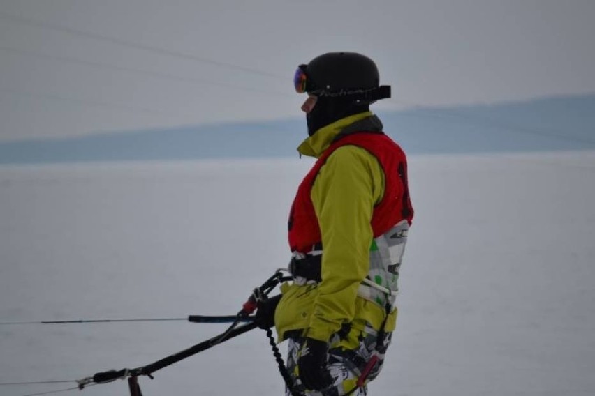 Snowkiting, sport dla miłośników mocnych wrażeń [ZDJĘCIA]