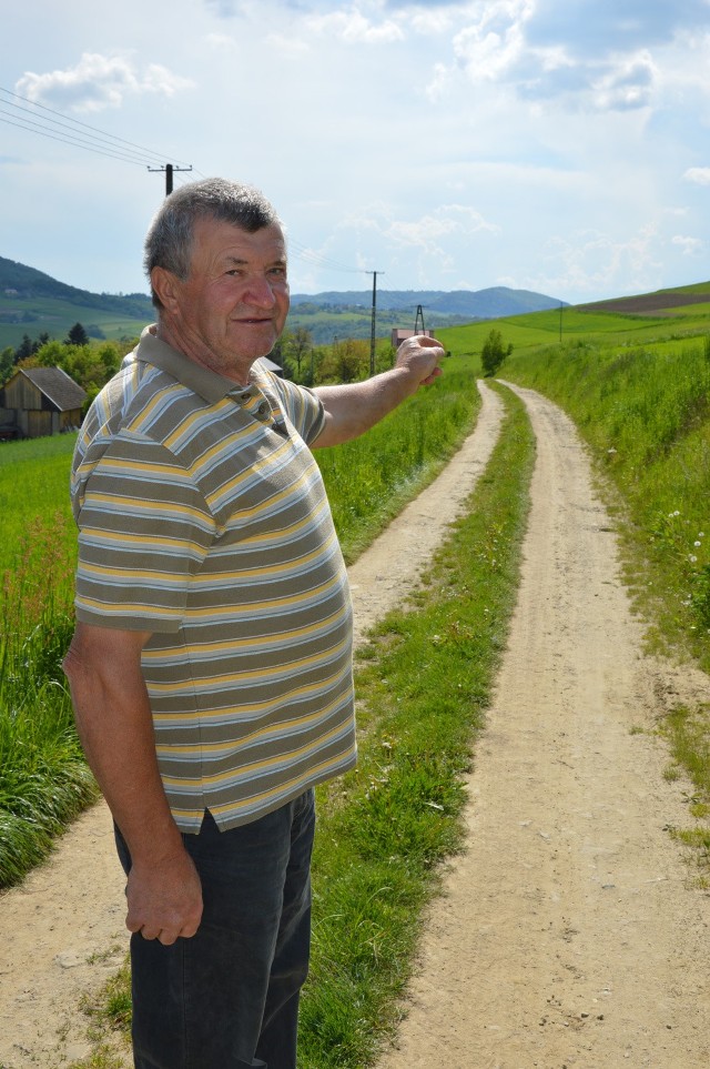 Ignacy Zając sam budował drogę do swojego domu. Teraz już nie ma zdrowia, żeby ją utrzymywać