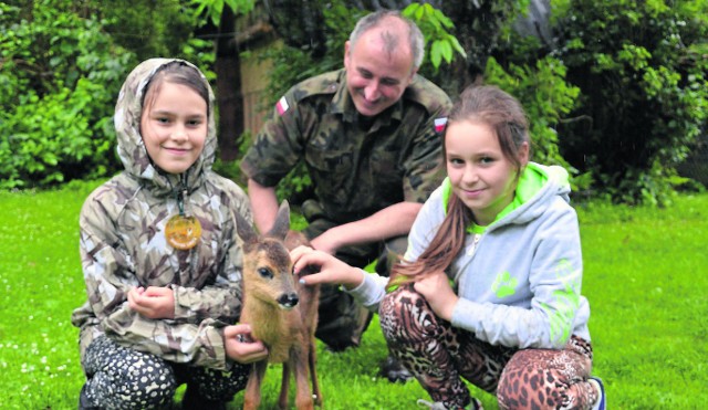 Gabrysia Wasyl (z lewej) nie wyobraża sobie rozstania z Wojtkiem. Koziołek jest ulubieńcem także jej taty - leśniczego Andrzeja Wasyla oraz kuzynki Patrycji Żywczak. - Lubię opiekować się zwierzętami, a Wojtek się już do mnie przyzwyczaił - mówi 10-latka. - Chciałabym, żeby mógł zostać u nas w domu na zawsze, ale wiem, że to niemożliwe. Koziołek będzie musiał wrócić we wrześniu do lasu, do swoich...