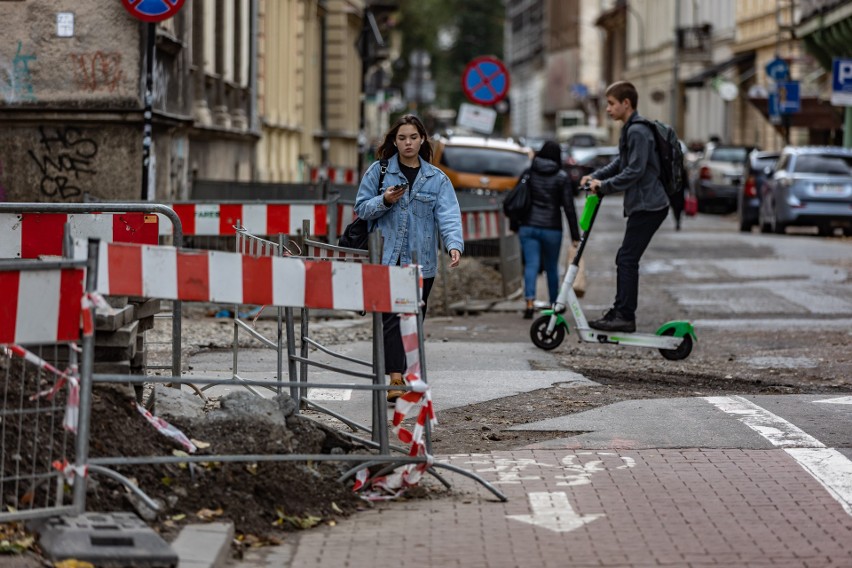 Kraków. Pojawiła się już kostka na ul. Krupniczej, ale remont wciąż utrudnia życie mieszkańcom i przedsiębiorcom [ZDJĘCIA]