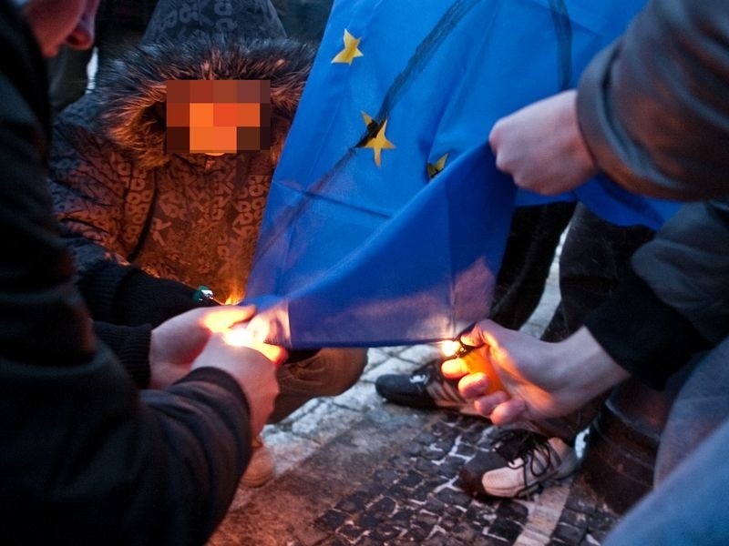 Demonstranci podpalili unijną flagę na znak protestu.