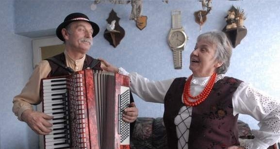 Państwo Eugenia i Stanisław Serkowie nie tylko sami muzykują, ale też sami uszyli stroje ludowe dla członków swego zespołu. Mówią o sobie: - Jesteśmy ludźmi z ikrą.