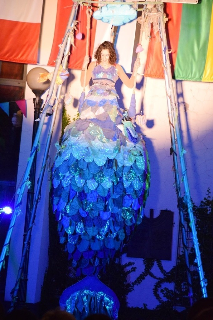 XXVIII Międzynarodowy Festiwal Sztuki Lalkarskiej w Bielsku-Białej: Wielka syrena przyciągnęła w nocy przed Banialukę tłumy widzów ZDJĘCIA