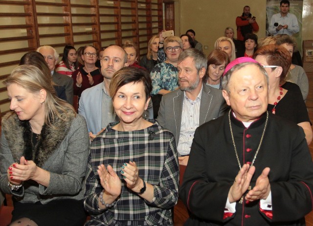 Z udziałem ks. biskupa Henryka Tomasika i wielu gości, w Zespole Szkół im. Hubala podsumowano akcję „Paczka dla Bohatera”.