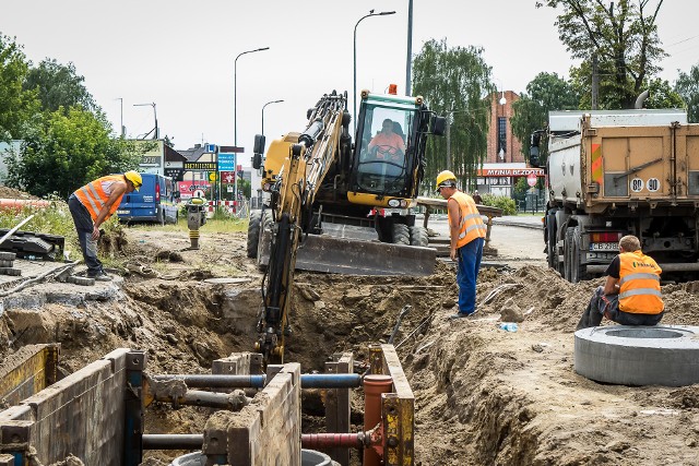 Na terenie naszego miasta trwa obecnie kilkanaście mniejszych i większych inwestycji drogowych, które nie ułatwiają życia kierowcom. Gdzie są prowadzone największe prace? Kiedy się zakończą? Zobaczcie w naszej galerii.