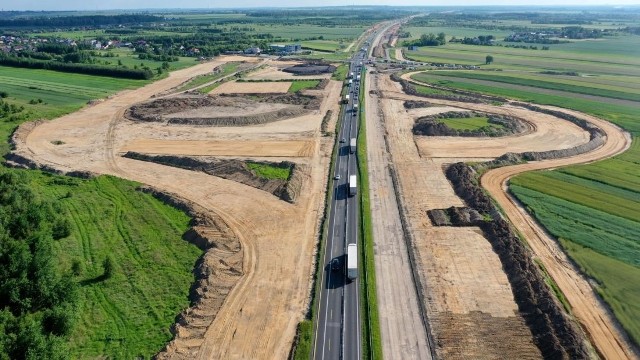 Właśnie tak DK 1, czyli gierkówka, zmienia się w betonową autostradę A1. Na zdjęciach odcinek między Częstochową a granicą z województwem łódzkim. Obok starej DK1 widać już nowy ślad A1.