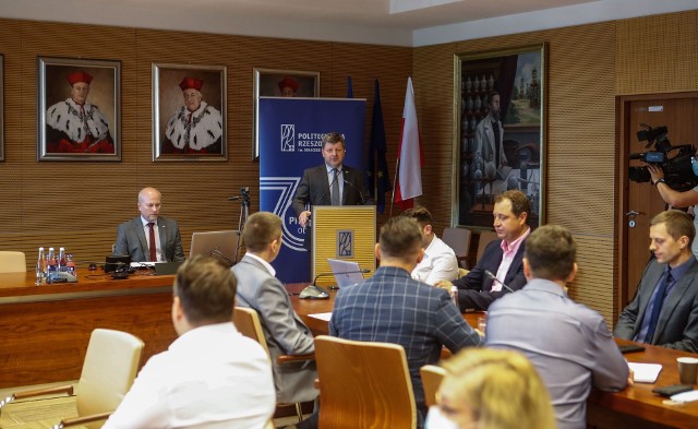 Spotkanie robocze  w Sali Senatu Politechniki Rzeszowskiej mające na celu utworzenie Podkarpackiej Doliny Wodorowej.