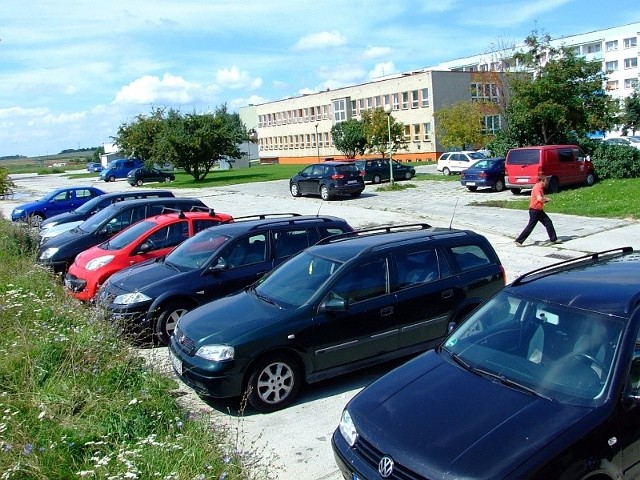 Z parkingu, który starostwo zamierza sprzedać, korzysta sporo kierowców.