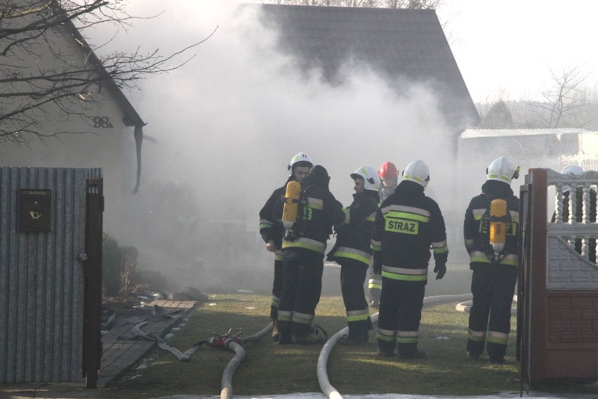 Radlin, gmina Górno. Pożar butli z gazem w domu mieszkalnym, jedna osoba ranna [ZDJĘCIA]