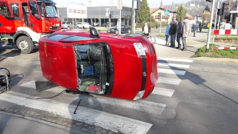 Nowy Sącz. Na ul. Sucharskiego zderzyły się dwa samochody. Dwie osoby utknęły w aucie [ZDJĘCIA]