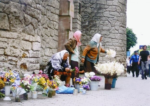 Uliczne kwiaciarki sprzedające kwiaty na jednym ze skrzyzowan w Tarnopolu.