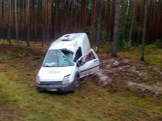 Osobowy ford wyleciał z drogi i uderzył w drzewo. Jego kierowca został odwieziony do szpitala.