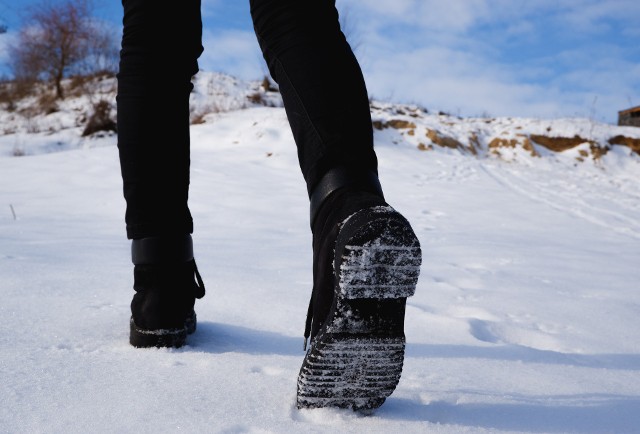 Spacerowanie zimą może być bardzo niebezpieczne, zwłaszcza wtedy, kiedy chodnik jest pokryty lodem i śniegiem. Upadek na takiej powierzchni może skończyć się w najlepszym wypadku tylko stłuczeniem.