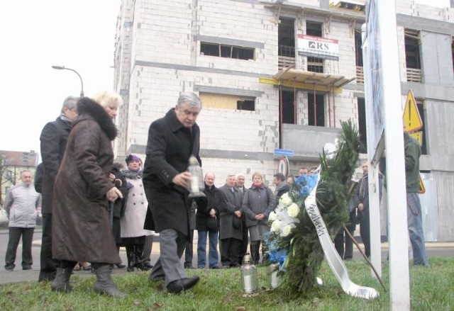 Radni Bielska Podlaskiego przerwali swoje ostatnie obrady, by w 70. rocznicę likwidacji getta złożyć wieniec pod tablicą przypominającą losy bielskich Żydów