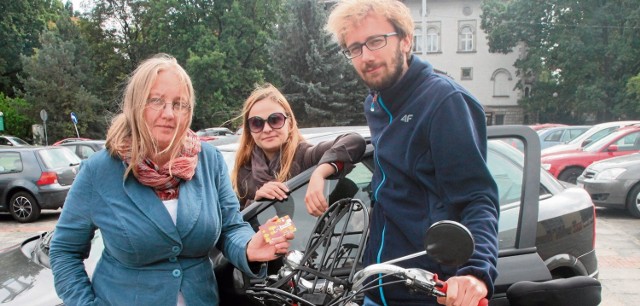 Sprawdziliśmy, jak jeździ się po Łodzi różnymi środkami transportu. Agnieszka wybrała samochód, Maciej - rower, Matylda - tramwaj. Okazało się, że ekologia nie idzie w parze z prędkością