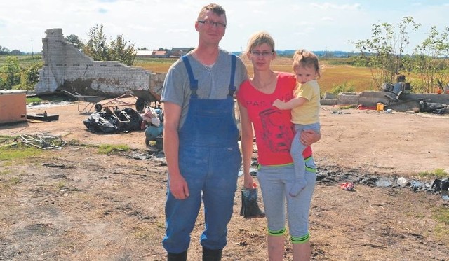 Pan Marek z żoną i córeczką w sierpniu przed miejscem, gdzie wcześniej stała stodoła. Rodzina zdecydowała się, by dochodzić swoich praw sądownie