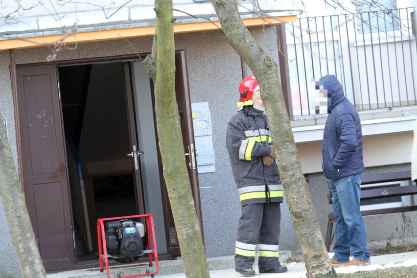 Pożar w piwnicy bloku przy ulicy Kwiatkowskiego w Tarnobrzegu. Do kobiety przyjechało pogotowie. Co się wydarzyło?  (ZDJĘCIA)