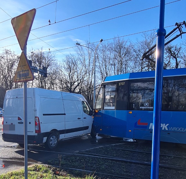 24.02.2024 r. Bus zderzył się z tramwajem wyjeżdżając z parkingu przy Hali Stulecia.