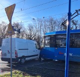 Bus wyjeżdżając z parkingu zderzył się z tramwajem. Nikt nie został poszkodowany