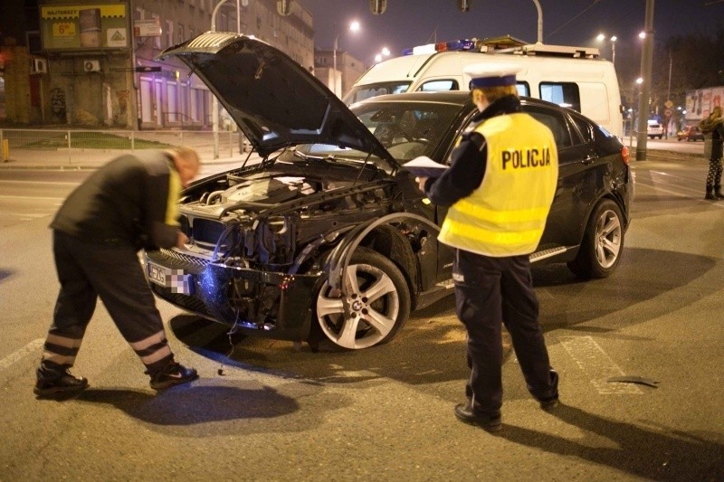 Groźny wypadek dwóch aut marki BMW na skrzyżowaniu Lutomierskiej i Zachodniej! [FILM, zdjęcia]