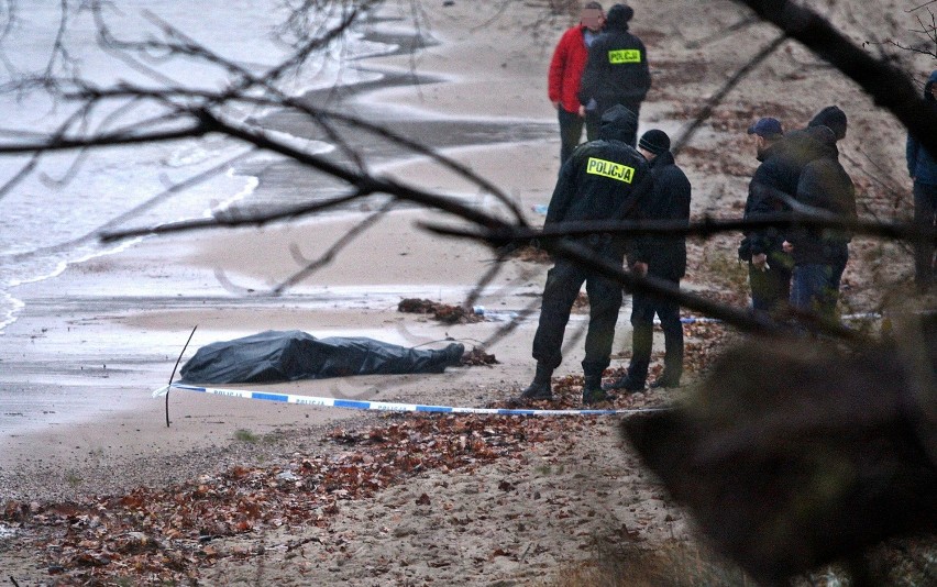 Zwłoki mężczyzny na plaży w Redłowie