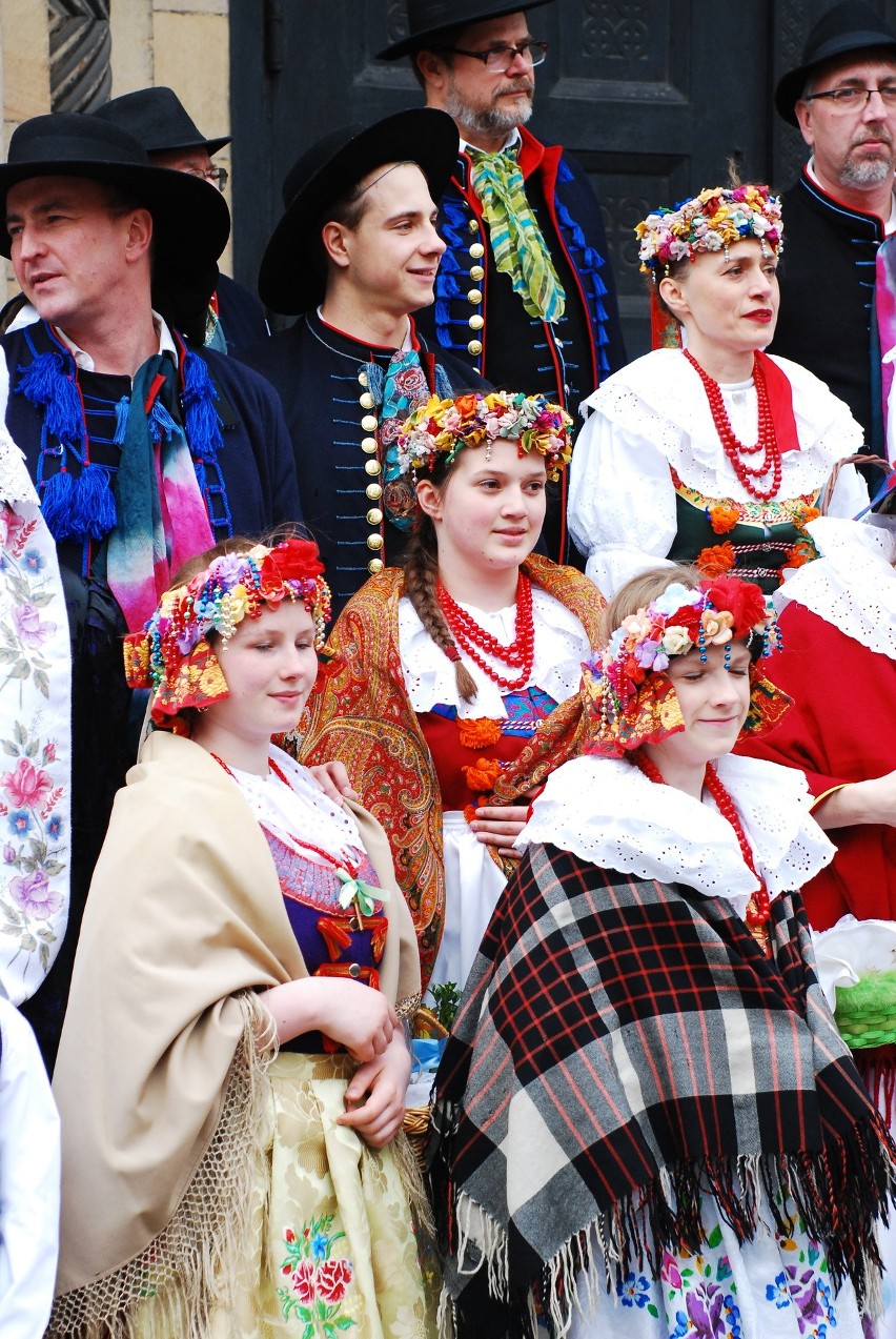 W Bytomiu-Rozbarku święcili pokarmy wielkanocne w strojach...