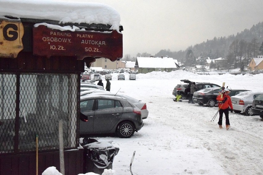 Parking pod kolejką na Skrzyczne pomieści 200 samochodów. Za...