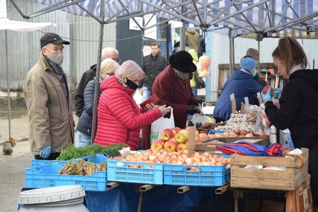 We wtorek 30 marca, na kieleckich bazarach było wielu kupujących. Nieco spadły ceny pomidorów i ogórków - nadal za ładny towar trzeba sporo zapłacić, ale już kilka złotych mniej niż w ostatnich tygodniach. Dość tanie są cytrusy, a bardzo drogi chrzan - za kilogram trzeba płacić 20 złotych.Na kolejnych slajdach zobaczcie ceny na kieleckich bazarach we wtorek 30 marca