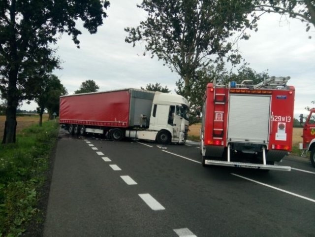 W poniedziałek w godzinach popołudniowych na drodze krajowej nr 6 w okolicy Malechówka (gmina Malechowo) doszło do groźnego zderzenia samochodu ciężarowego z osobowym.