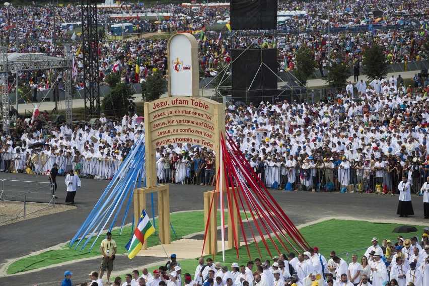 Według biskupa Muskusa do Brzegów dotarło 3 mln osób....