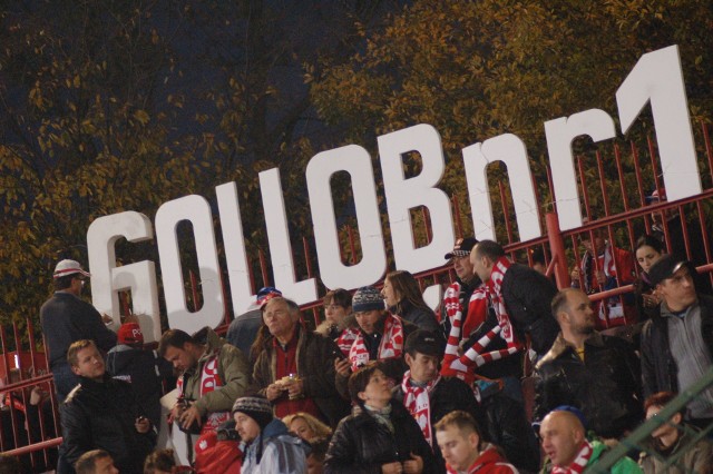 To były czasy! Wypełniony stadion, najlepsi zawodnicy świata, wielkie emocje. Bydgoszcz przez lata (od 1998 do 2014 roku - z przerwą) gościła turnieje z cyklu Grand Prix, a kibice byli świadkami m.in. wielkich triumfów Tomasza Golloba.Pierwsze zawody z cyklu indywidualnych mistrzostw świata odbyły się na Sportowej w 1998 roku. Grand Prix Polski wygrał wtedy Tomasz Gollob, a na koniec sezonu odebrał brązowy medal IMŚ. Gollob to zresztą rekordzistą pod względem zwycięstw na bydgoskim torze. Na stadionie Polonii wygrywał te zawody w 1998, od 2002 do 2005 oraz w 2007 i 2008 roku.Najważniejsze zawody z cyklu Grand Prix odbyły się w Bydgoszczy 10 lat temu. Turniej był wyjątkowy, bo właśnie przed bydgoską publicznością Tomasz Gollob odebrał wtedy swój jedyny złoty medal indywidualnych mistrzostw świata. Pamiętacie te zawody? Byliście wtedy na trybunach? Zobaczcie zdjęcia >>>>