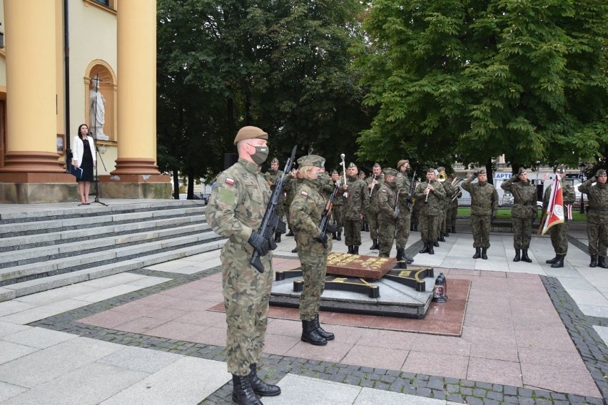 Delegacje radomskich instytucji, żołnierze i kombatanci oraz...