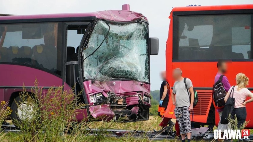 Wypadek autobusów pod Oławą. Kilkadziesiąt osób rannych