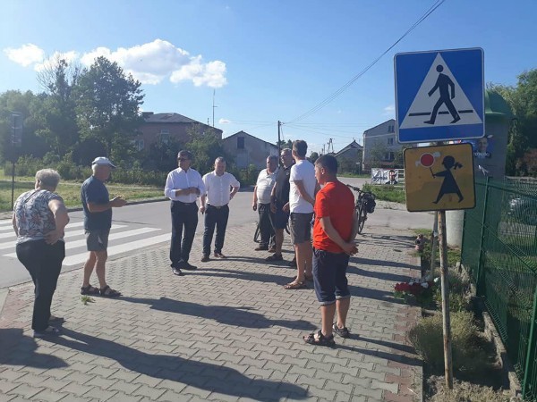 Władze powiatu włoszczowskiego spotkały się z mieszkańcami Kurzelowa w sprawie przebudowy drogi [ZDJĘCIA]