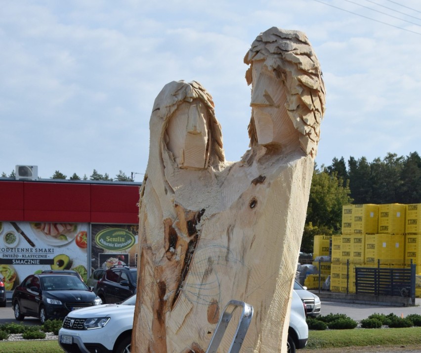 Kadzidło. Plener rzeźbiarski. Drewniane rzeźby powstają przy szkole i drodze krajowej. 4.10.2021. Zdjęcia