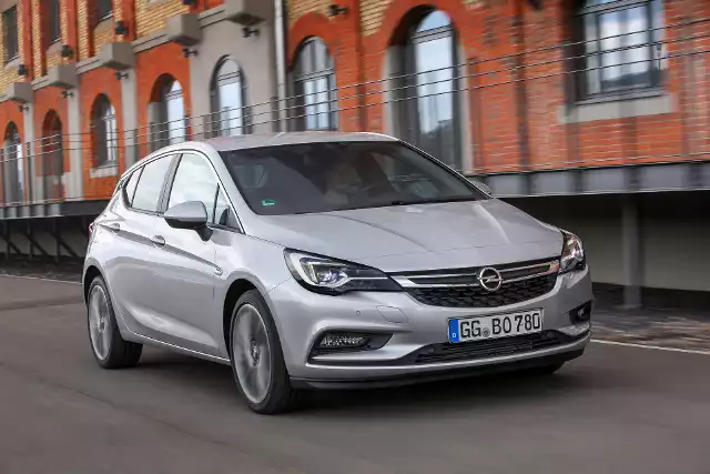 Kompaktowy Opel w oczach polskich kierowców jest autem niemal równie kultowym co Volkswagen Golf. Każda kolejna generacja Astry cieszy się wielką popularnością zarówno wśród klientów prywatnych, jak i flot. W Motofaktach sprawdzamy, czy warto zainteresować się używaną Astrą piątej generacji (K).Fot. Opel