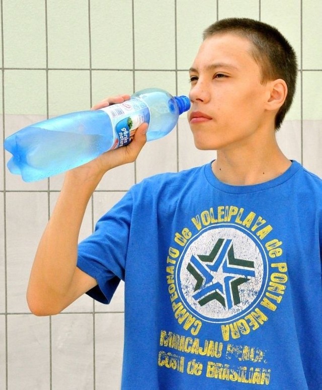 - W trakcie upałów wiem, że muszę pić dużo zimnej wody - mówi Krzysztof z Tarnobrzega.