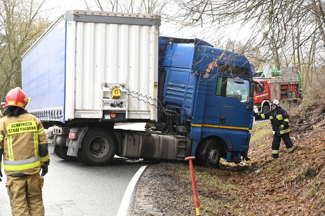 Ciężarówka zablokowała DK16 w Kłódce pod Grudziądzem