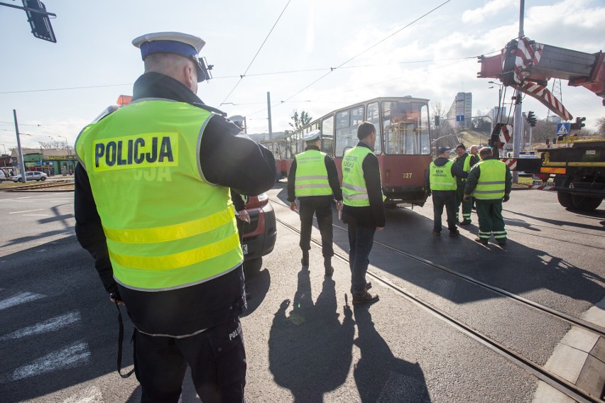 Tramwaj wykoleił się na rondzie Toruńskim [ZDJĘCIA]