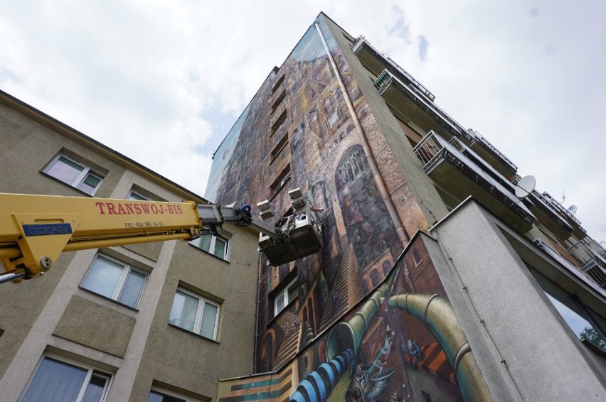 Mural Wieża Babel wymagał poprawek