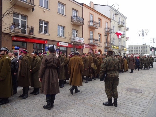 Ulicami Kielc przeszedł marsz upamiętniający ofiary zbrodni katyńskiej [ZDJĘCIA]