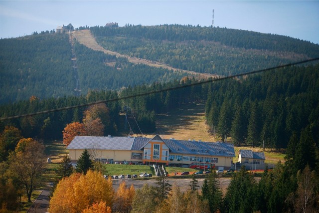 Widok na Stóg Izerski od strony kolei gondolowej w Świeradowie