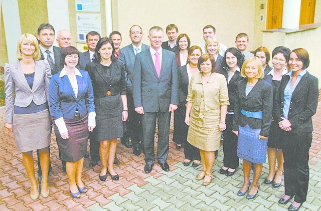 Tak prezentował się zespół Fundacji Rozwoju Śląska w 2011 roku. Zdjęcie pochodzi z okolicznościowej dwujęzycznej publikacji wydanej właśnie z okazji jubileuszu 20-lecia.