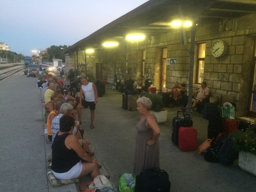 Turyści z Łodzi i Aleksandrowa koczują na dworcu w Chorwacji. Nie mają czym wrócić do Polski