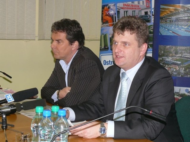 Prezydent Jarosław Wilczyński (z prawej) i Tadeusz Dąbrowski na wczorajszej konferencji prasowej.