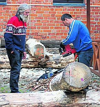 Praca rzeźbiarza: najpierw piła, później młotek i dłuto