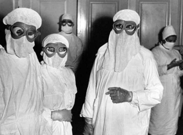 Presonel medyczny w pełnej krasie. Długie maski zakrywały szyje, grube okulary chroniły ocz Bezwględnie zakrywano włosy