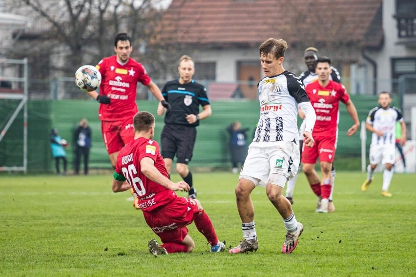 Sandecja kończy jesień na ostatnim miejscu. Barciczanka rozbiła Okocimskiego, a Kolejarz Stróże Dunajca 