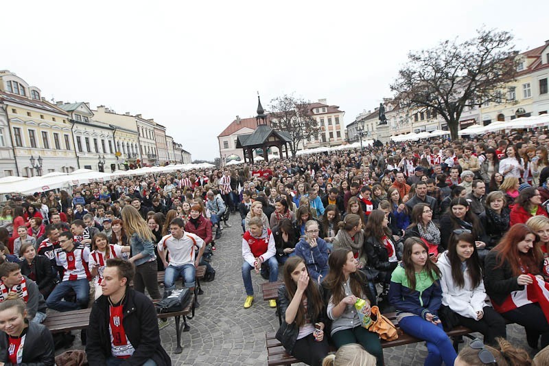 Radość kibiców Asseco Resovii na Rynku...